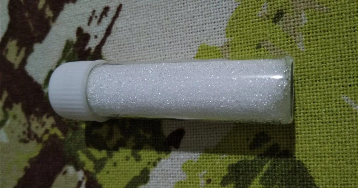 Magie sunfat (muối Epsom) dạng tinh thể trắng trong lọ thủy tinh