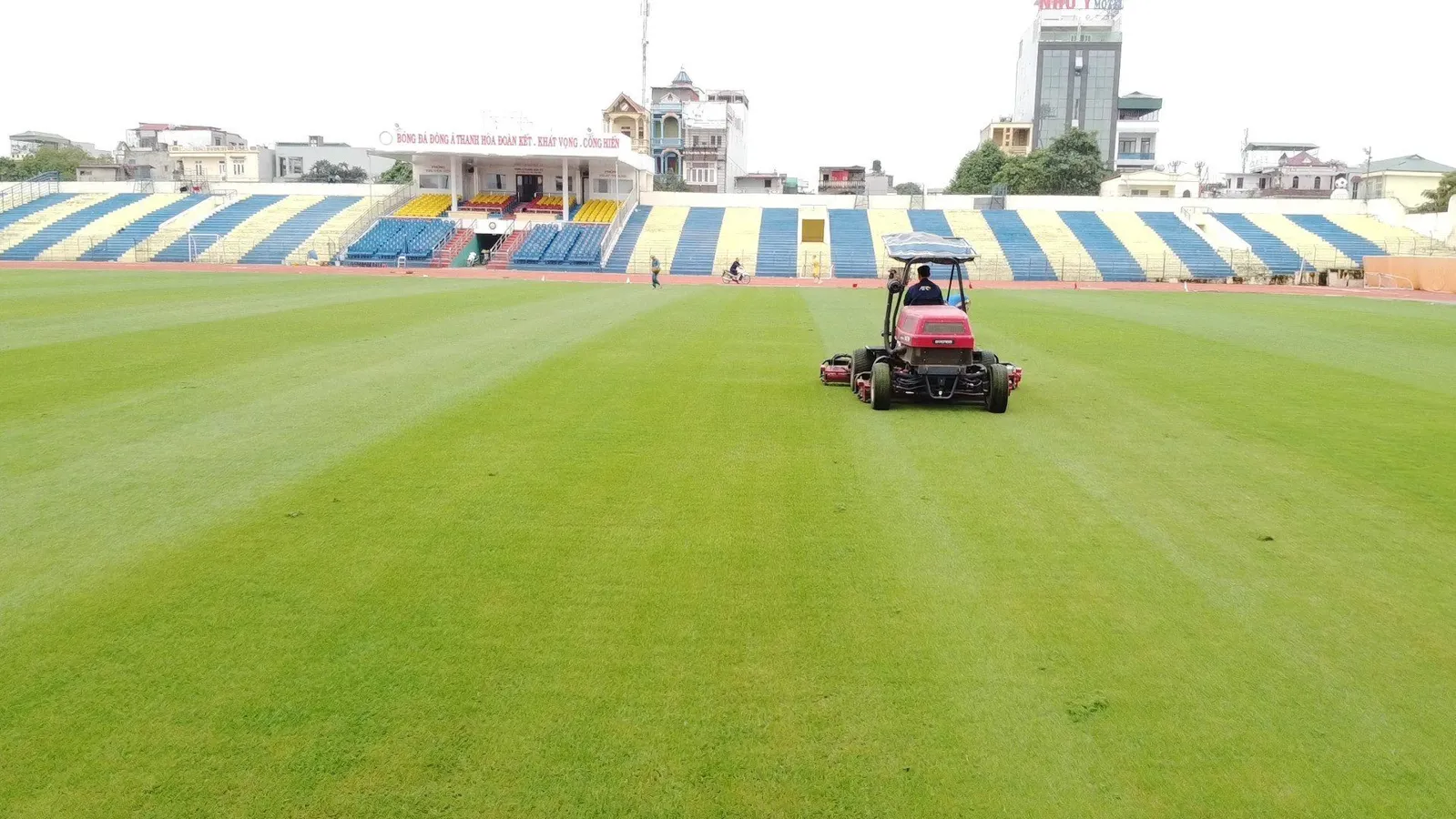 Chăm sóc sân cỏ thanh hóa 2